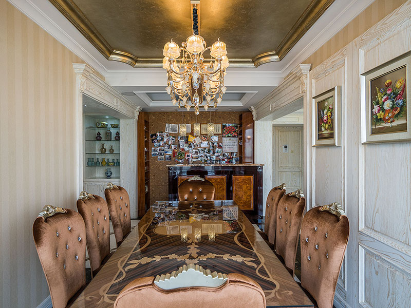 咖色天鹅绒餐椅质感非凡，文案、壁纸和布艺的材质和线条感，对空间有一定的装饰作用。