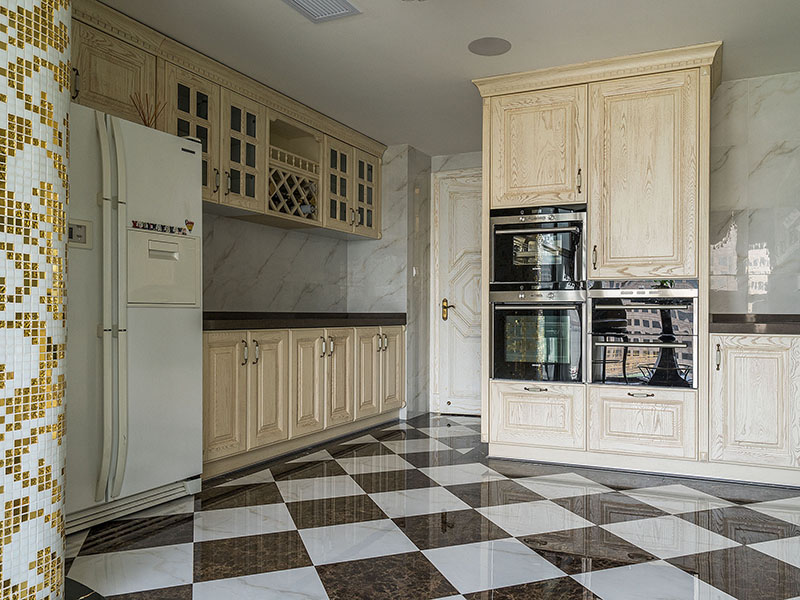 别具风情的厨房，金色马赛克立柱精致讨巧，将烤箱等电器嵌入到厨柜里，可以让空间更加一体化，操作更便利。