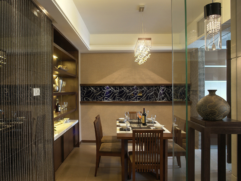餐厅采用较为简单的线条装饰，摆上些藏品，在古典中融入了  现代的简约。