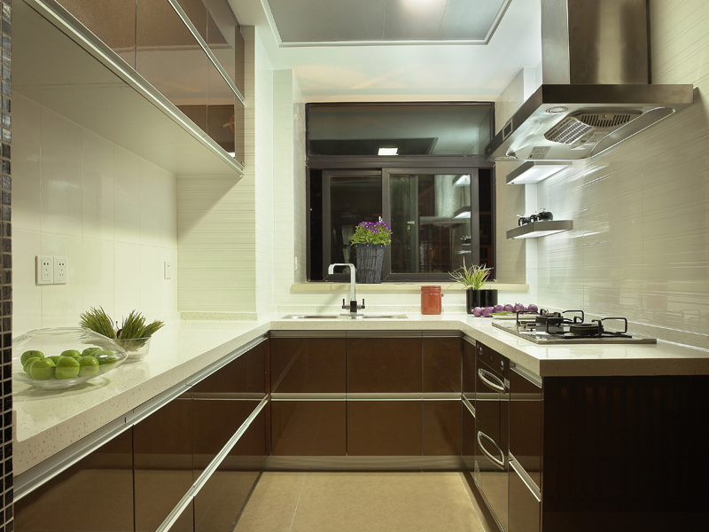 厨房讲求实用为主，采用深色橱柜和整体风格搭配，在简单之  中展现不平凡的生活品质。