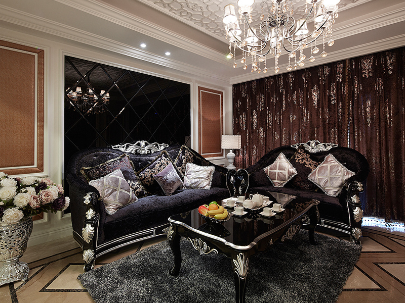 黑色宽大的沙发配上银白的靠枕，在水晶吊灯光线的照射下更显华贵。