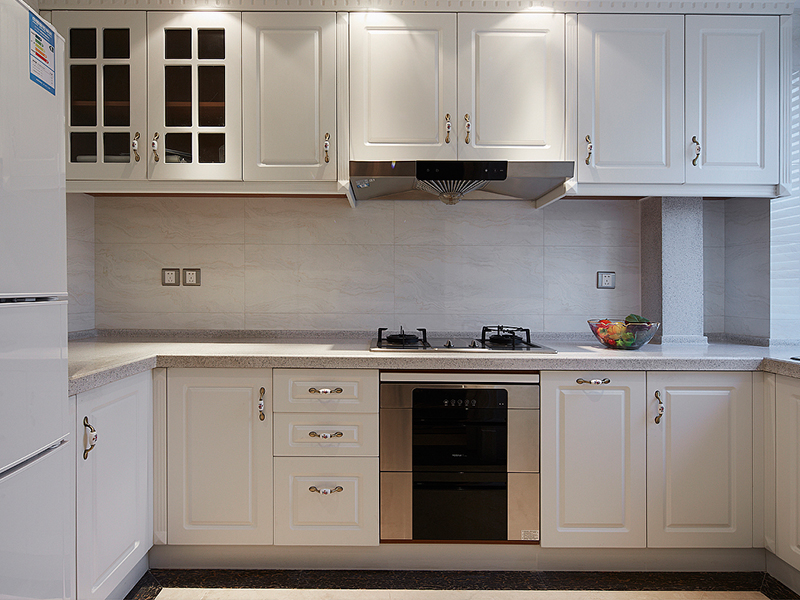 橱柜的设计根据主人家的身高和使用习惯定制，洁白的颜色使得厨房一眼看上去干净整洁。