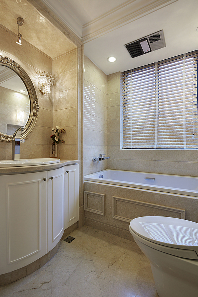 浴缸的侧面也细心做了边框装饰，与整个卫生间的风格达到高度统一。
