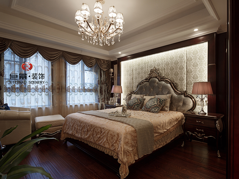 复古式的双人大床，床头柜和台灯也要统一风格。