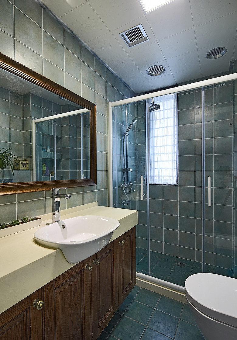 简约的线条、低调的撞色，让卫浴空间更加轻松。