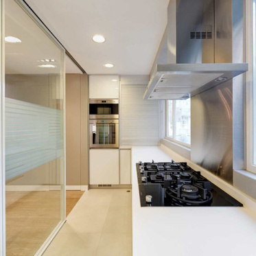现代厨房透明隔断设计