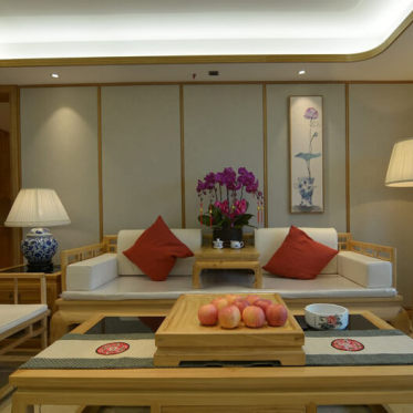 原木中式客厅沙发背景墙美...