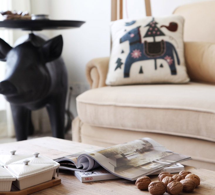 沙发和茶几搭配十分雅致，黑色小猪倒是十分可爱。