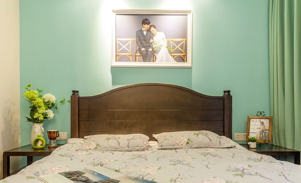 卧室比较清新，薄荷绿收敛了花枝招展的印象。静谧的居室更适合休息。