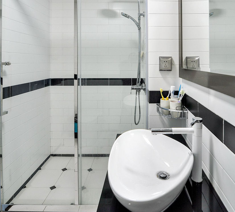 卫生间的黑白瓷砖搭配也能看起来很温馨。简单直观的表达很利落直接。