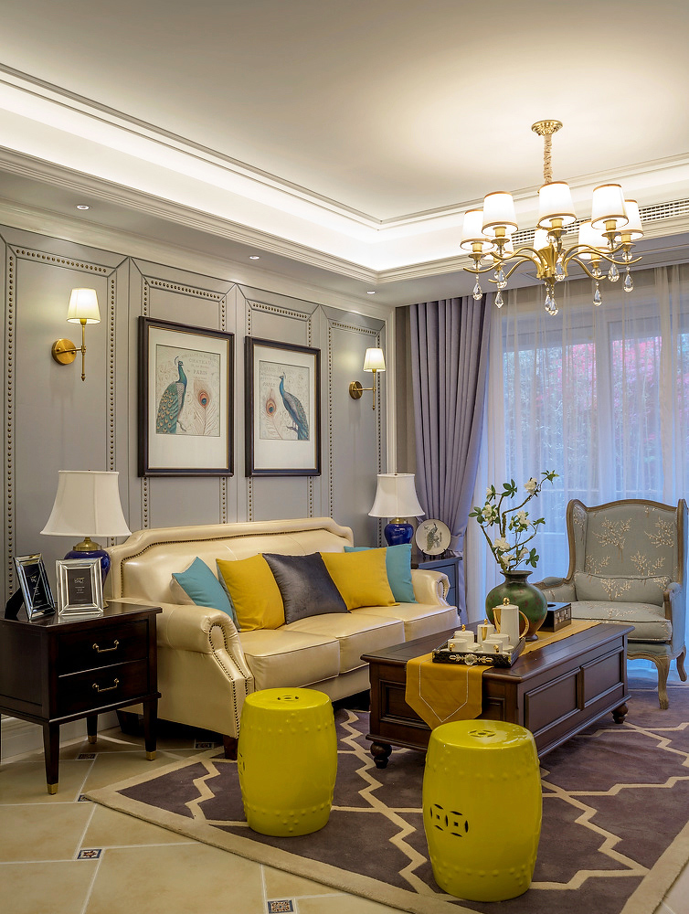 方正的客厅格局，用欧式沙发环绕，紫色的地毯和窗帘相呼应。