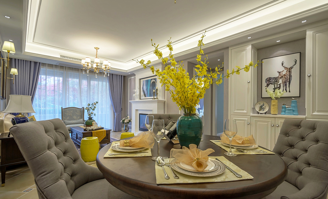 绿色花瓶和明黄花朵的设计让餐厅不再拘束，更欢脱活泼。