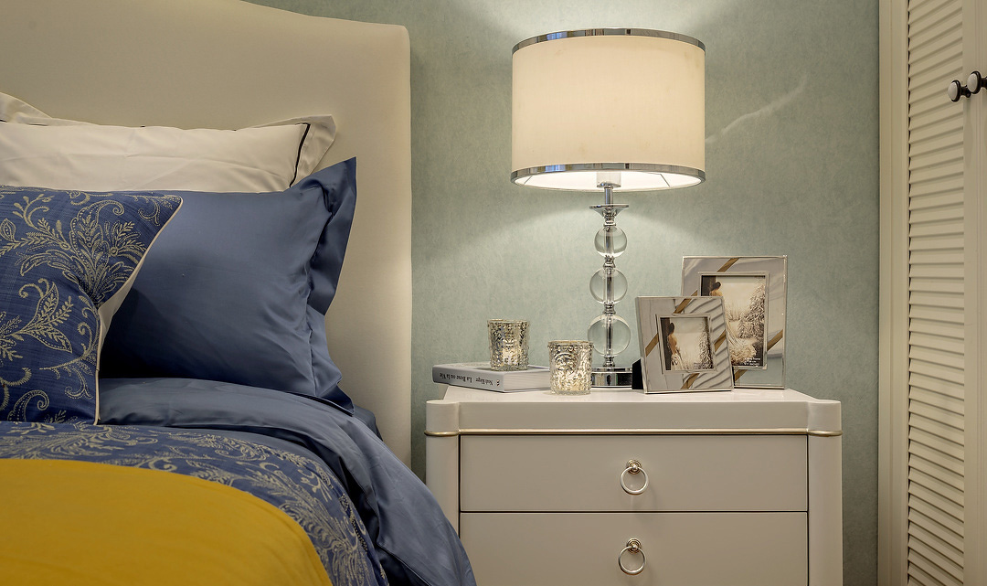 水晶白色台灯为居室提供了一层晶莹剔透的感觉。