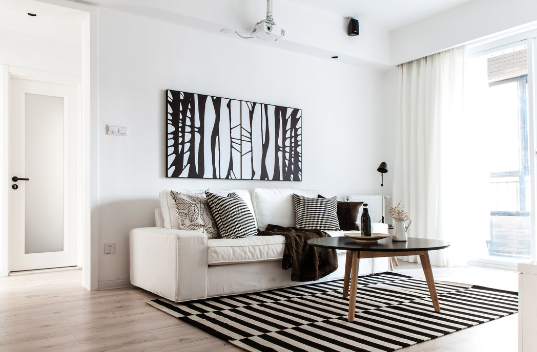 客厅整体宽敞，不遗留多余的家具配件，仅仅只是用留白的方式为空间营造特殊感。