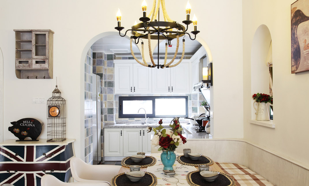 餐厅和厨房用心形门洞隔断。厨房的褪色瓷砖让整洁更有格调。