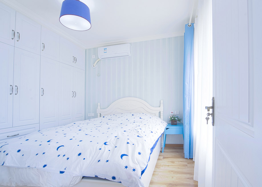 研究表明，夸张色彩容易影响睡眠。于是卧室则变得清宁。纯白的搭配给了阳光一个唤醒你的理由。