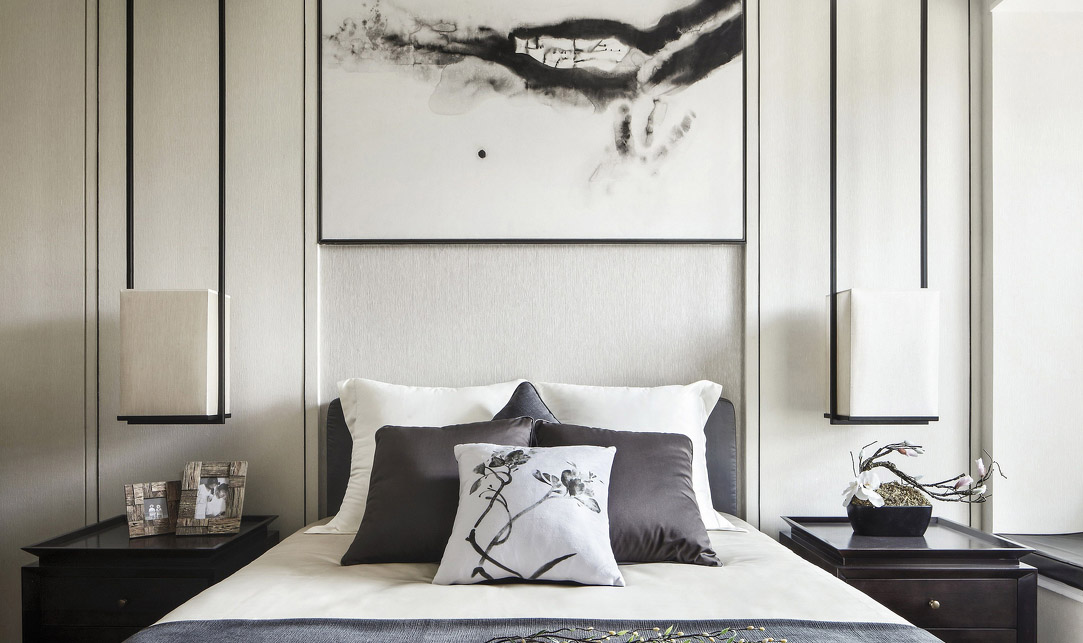 卧室像极了一副山水画。黑白的主配色中，用造型吊灯增添多样性。