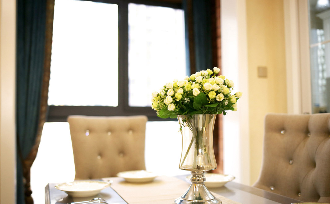餐桌上摆放一束黄花，也许有着简洁的自然，也许也能用碎片化的阳光与之共舞。