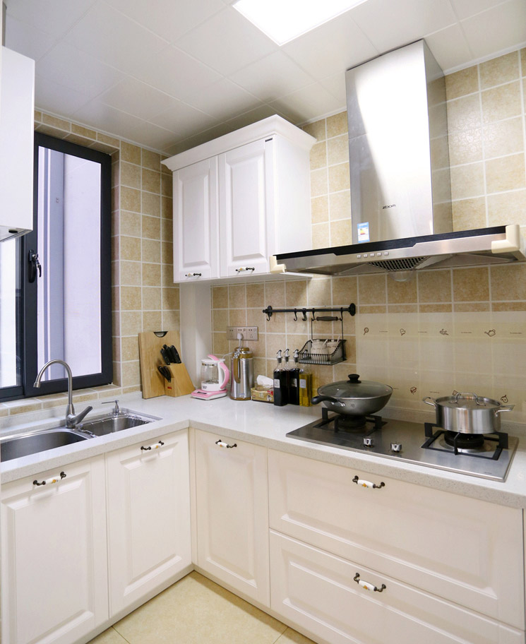 直角厨房总是能够节省许多的空间。挂高橱柜提供额外的空间储存。