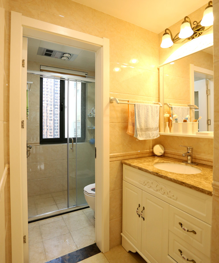 卫生间的黄色灯光与白色卫浴搭配起来更温和。