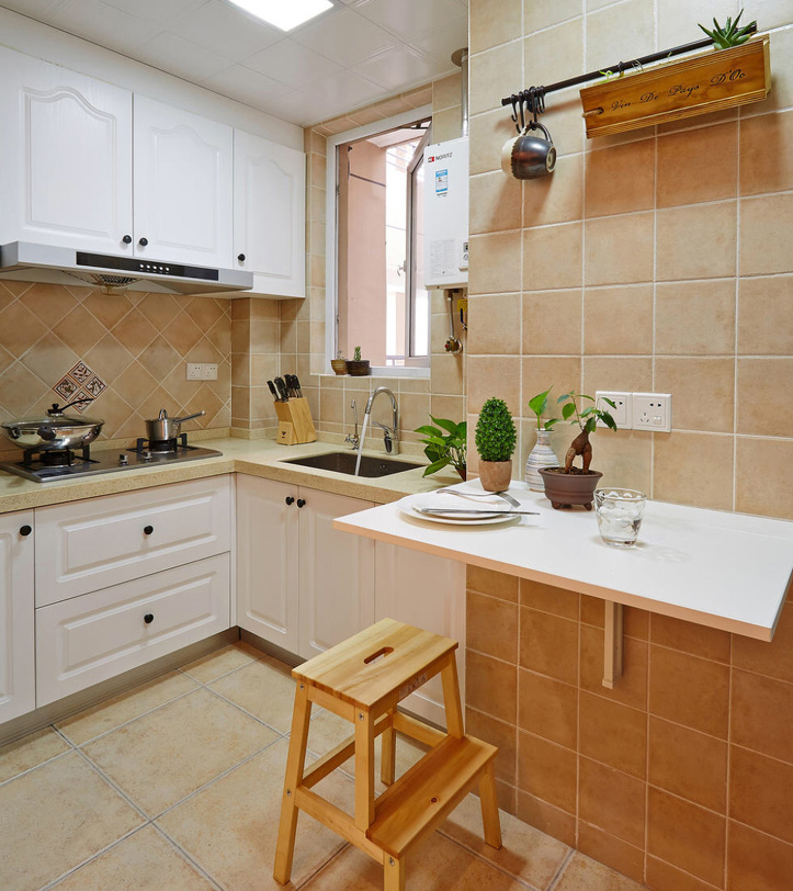厨房小而精，绿植的妆点能够让功能区更为丰富多姿。