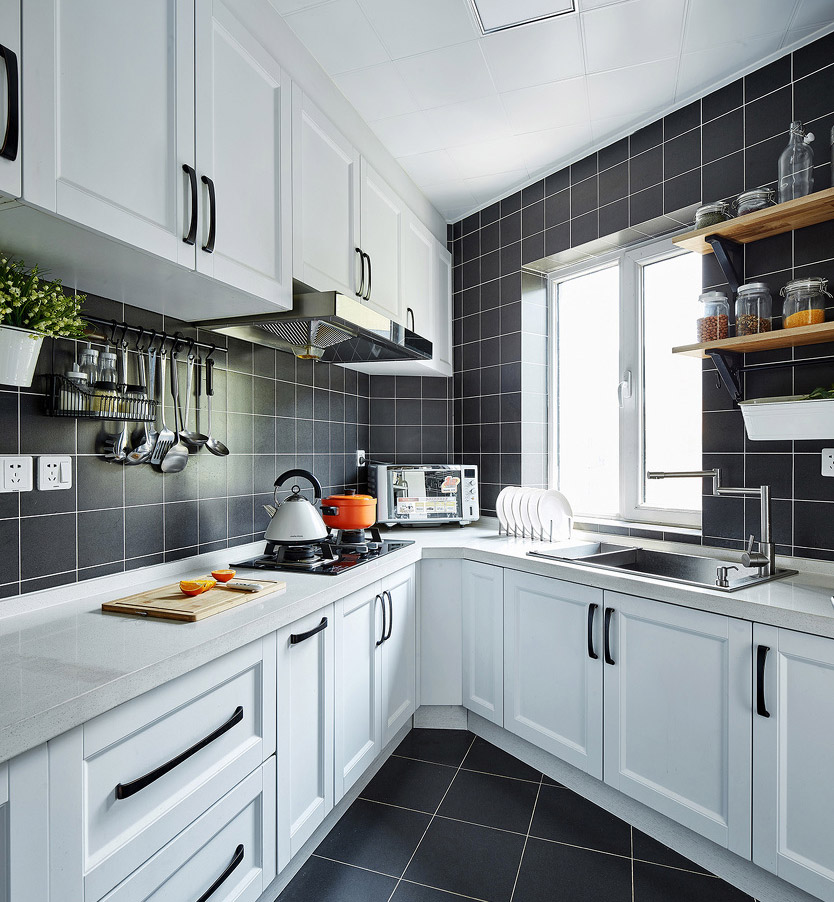 小角厨房的白色橱柜十分清新，储存功能强大，色彩搭配明媚。