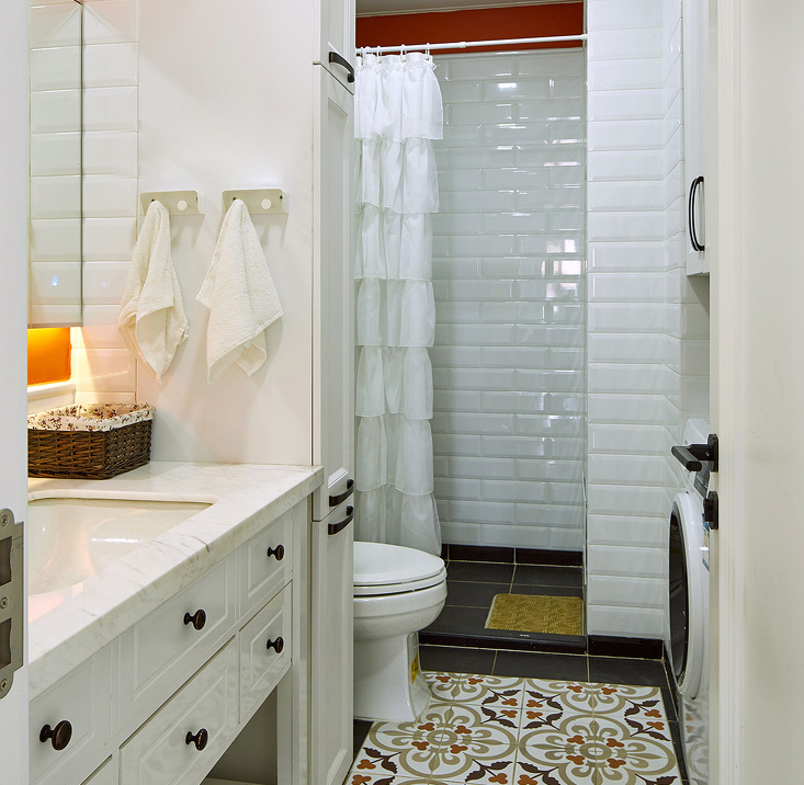 卫生间很清新，白色的烂漫和居室的精简一致。