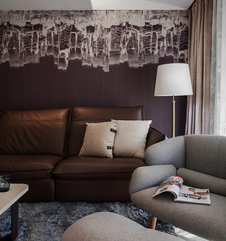 客厅的最大魅力在于对于生活往往有着别致的感受。沙发背景墙的粗犷恣意的绘画，带着张扬和简致。沙发的舒适感也让居室会更为简约自然。