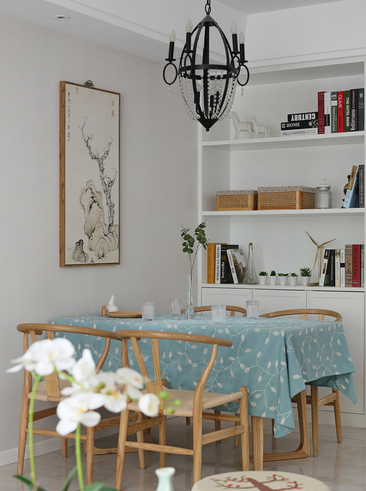 餐厅的原木桌椅舒适。在夏日里则更清新。蓝色桌布也是自然纯真。