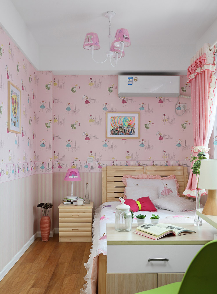 儿童公主房充满着童话色彩。粉红的主色调梦幻迷离。