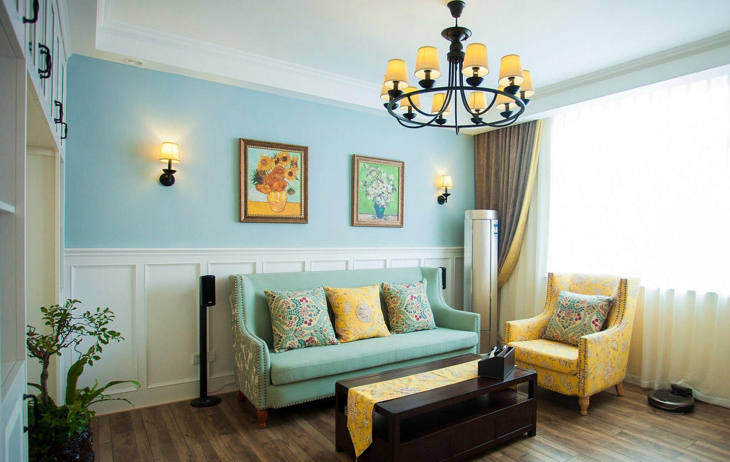 略带地中海色系的客厅用简单的沙发排列出温馨。几幅油画的装饰让空间不单调。
