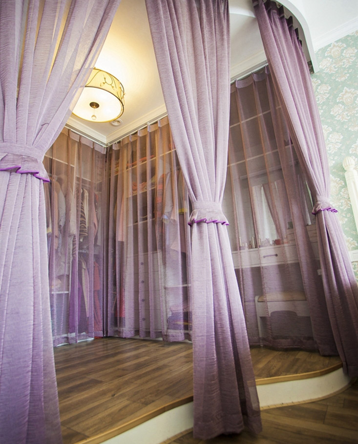高贵典雅的地台设计可以用于换衣，钢琴一般的弧度用紫色纱帘酝酿出生活的清晰轮廓。