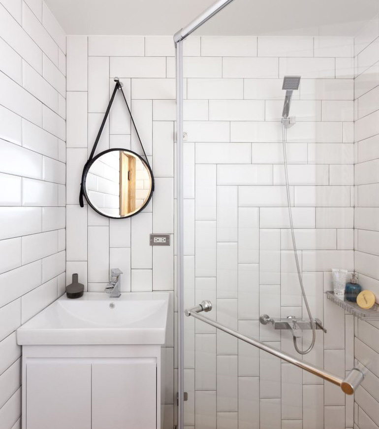 卫生间以纯白卫浴为主，小空间下也实现了功能的分区。