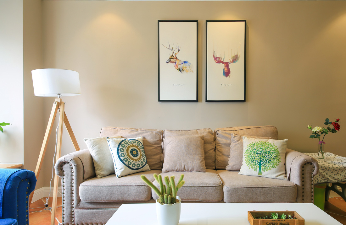 客厅是一个十分重要的功能区。米色很有沉淀的韵味，布艺沙发也能让生活有更为简致的情致。