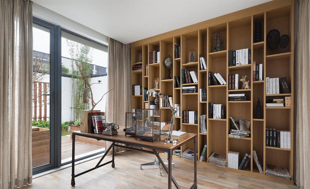 书房则回归中式。墙壁的镂空书架也能够实现居室阅读的功能~