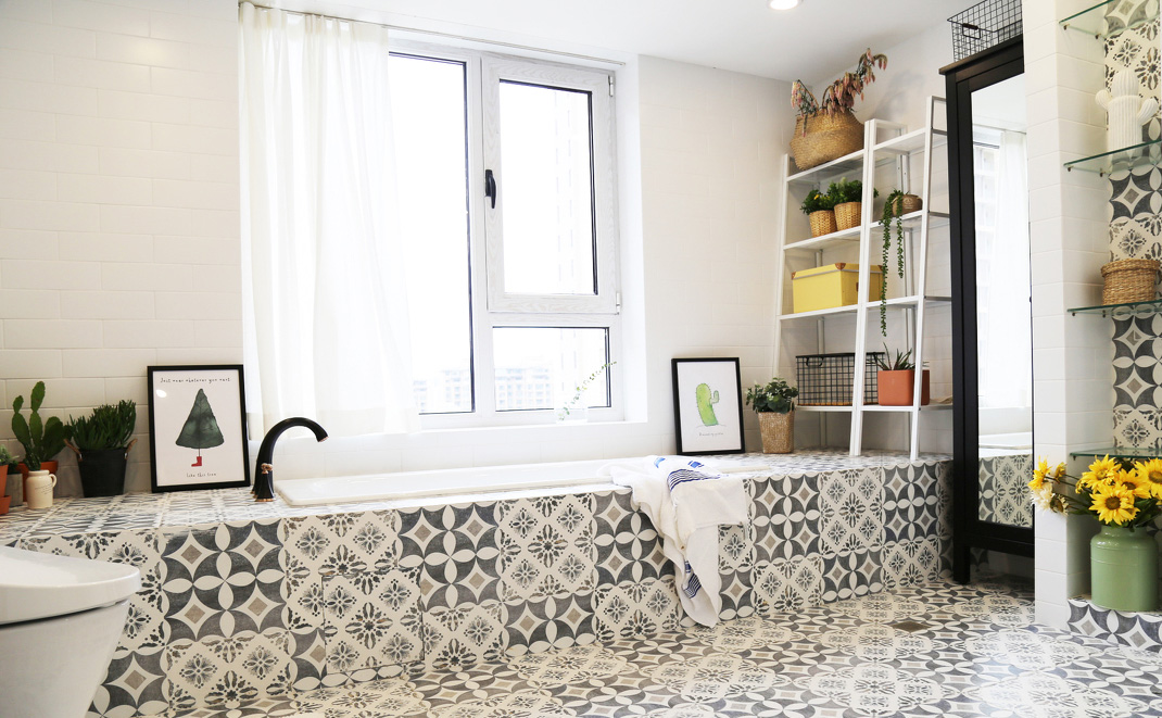 地砖的花纹很有个性。做低的浴缸更易清洁。