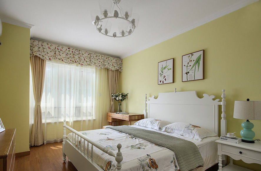 卧室走的是田园清新风。浅绿色做底色，加上一些森林元素，整体上风格比较温馨。