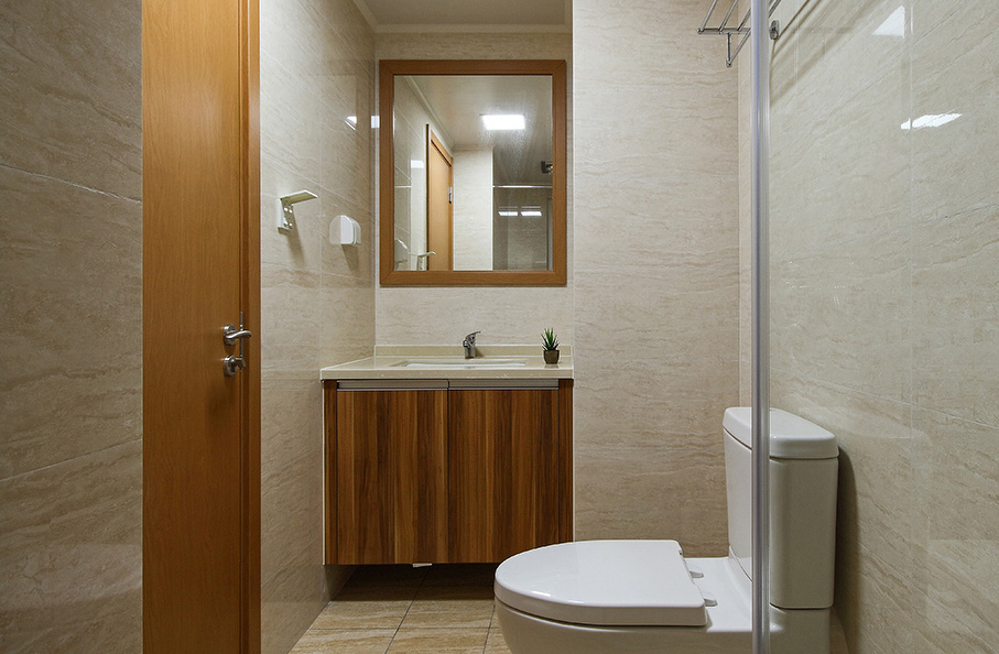 卫生间用了耐脏的黄色瓷砖，整洁之中还有美好的实现力。