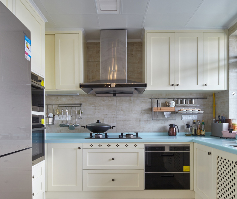 厨房用了奶白色的橱柜。加上天蓝色的面板，整体上比较清新。在北欧风的基础上，降低了居室的明度，整体上风格更精致。