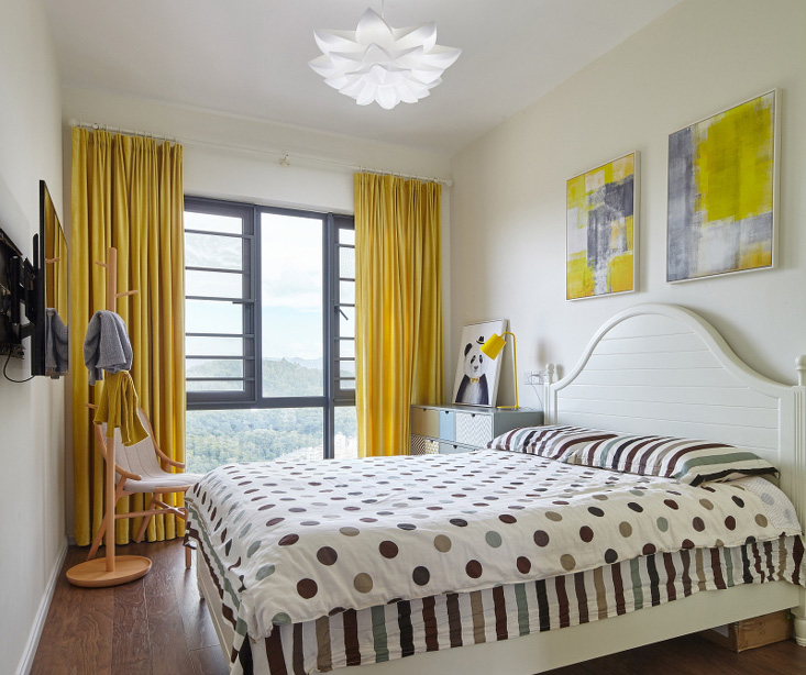 卧室明黄色可以点缀一下空间，让居室能够有更个性化的色彩。