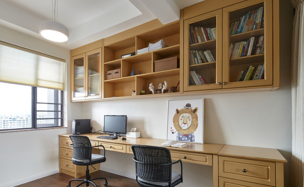 书房做了架高书柜，藏书办公都能够比较方便。