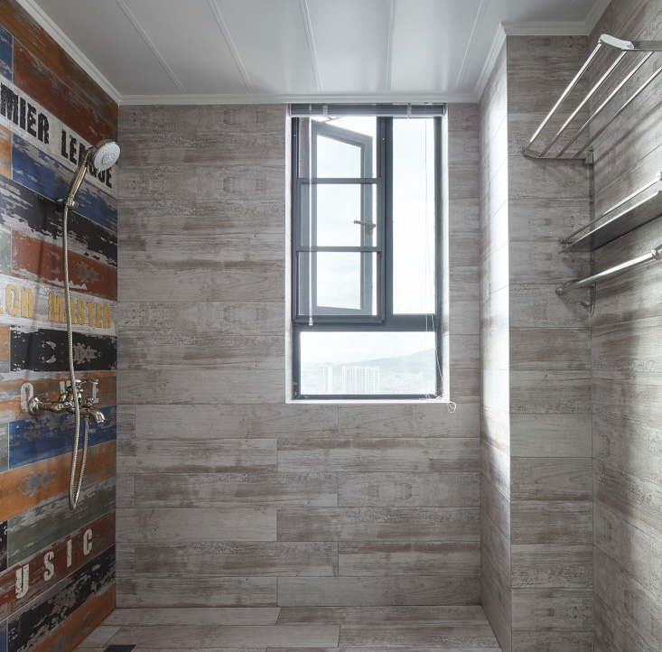 为了不那么单调，淋浴墙面做了风格化的设计。
