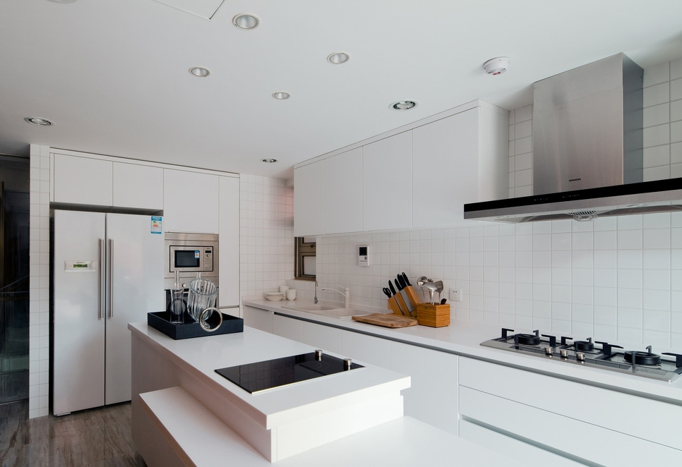 厨房采用了比较精致的白色，瓷砖和台面的搭配也比较有北欧的风范。白色很淋漓精致。