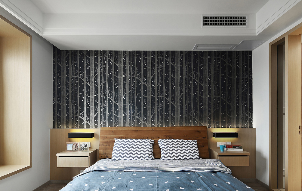 卧室背景墙很有味道，有种静谧森林的感觉。再加上宜家的床，格调上也能够增添一些调性。