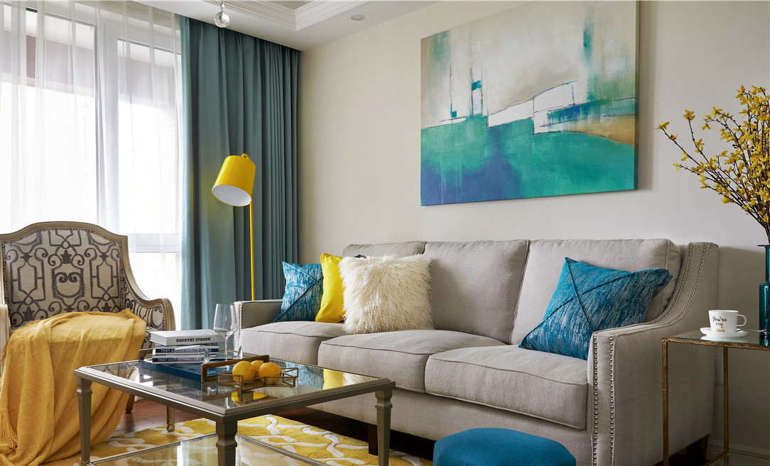 布艺沙发比较有舒适的性能。抽象的水彩画也有比较清新的搭配。