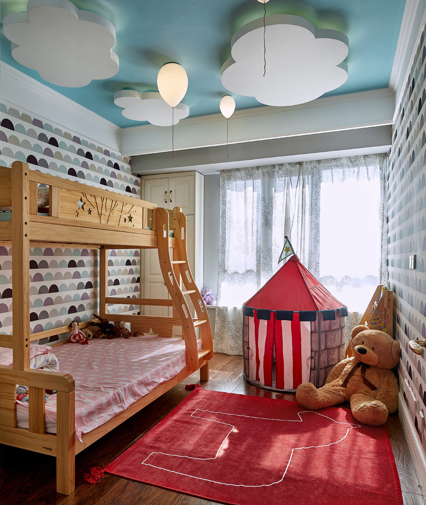 儿童房这边的设计更童真一点。子母床的设计和云朵吊顶都比较有童年的纯真感。