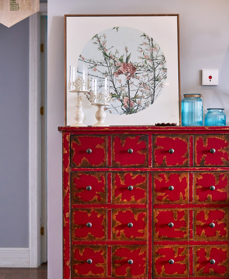 做旧的装饰柜用了比较艳的红色，整体上点缀了空间。圆形构图也是新时代美学咯~