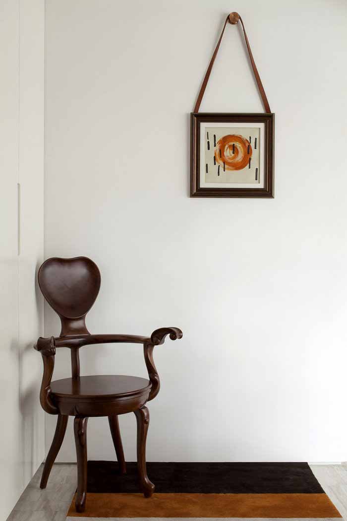 简单的挂画，简单的单椅，构成不简单的角落。