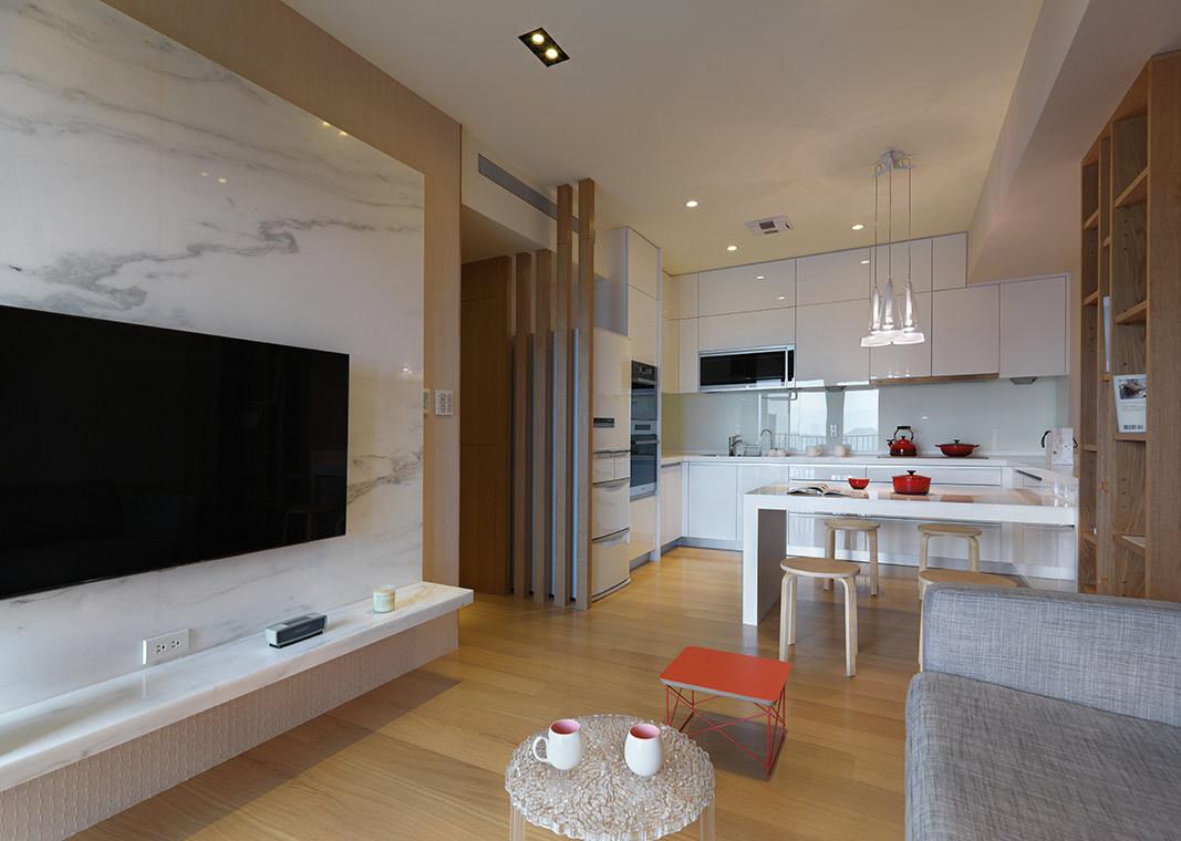 大理石电视墙延伸做台面层板，节省电视柜的空间并凸显整体设计感。