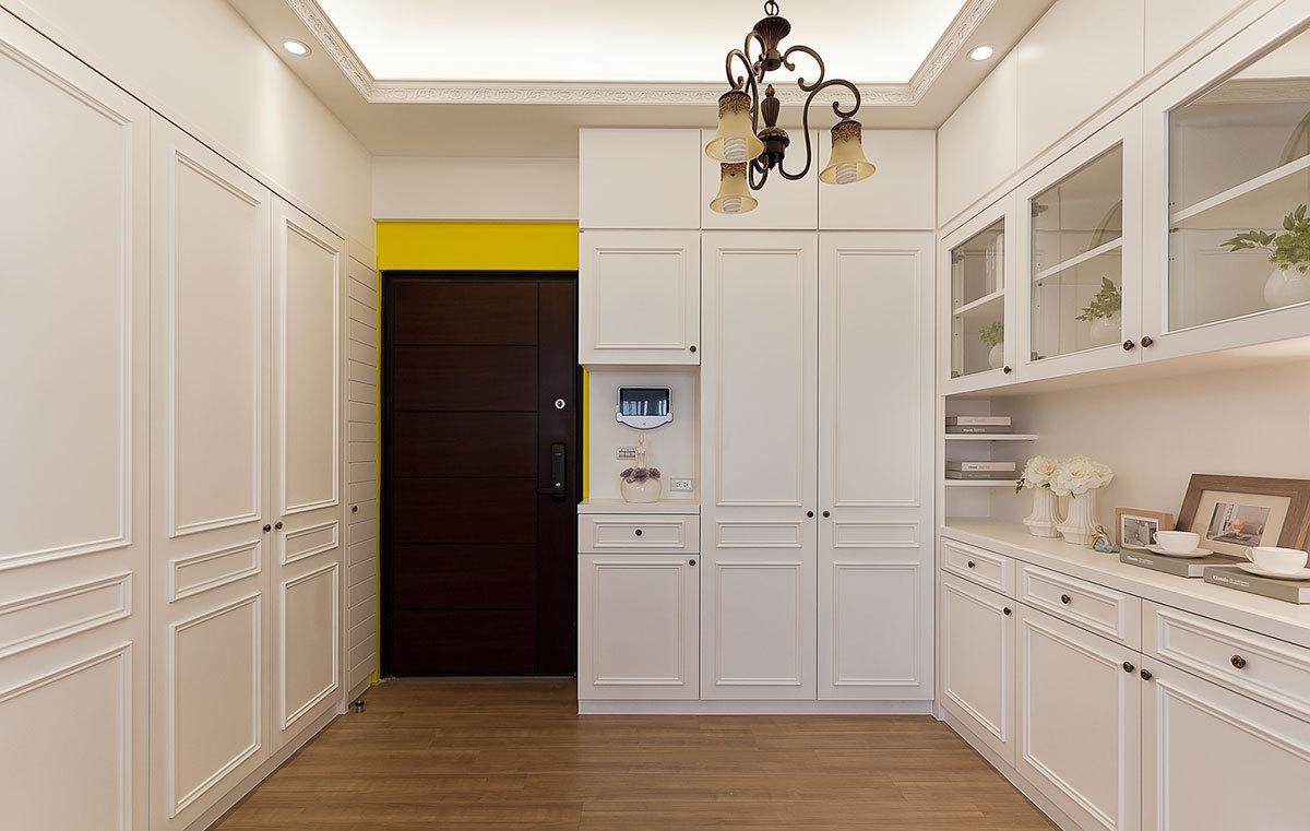 白色收纳柜让空间大片铺满了舒适的颜色，其中一小块挖空设计，恰好能安装绿色的开关。